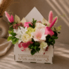 Aranjament Floral Nuante Roz cu Flori din Hârtie în Cutie Tip Plic din Lemn – Cadou Aniversare