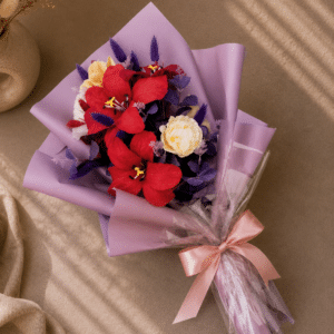 Buchet Aniversar cu Flori din Hârtie – Crini și Trandafiri în Nuanțe de Roșu și Portocaliu