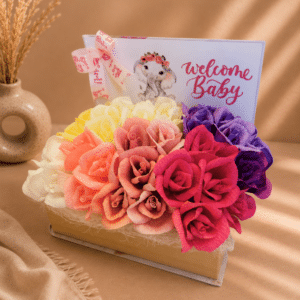Aranjament Floral Baby Shower în Cutie Tip Carte – Cadou pentru Proaspăta Mămică de Fetiță