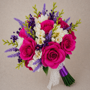 buchet mireasă trandafiri frezii lavandă ciclam mov