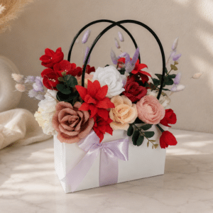 Aranjament Floral Alb-Vișiniu în Cutie Tip Poșetă – Flori din Hârtie
