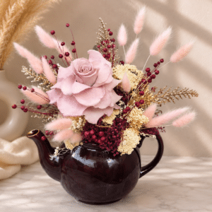 Aranjament Floral cu Trandafir Criogenat Cappuccino în Vas Ceramic Tip Ceainic – Model Unicat