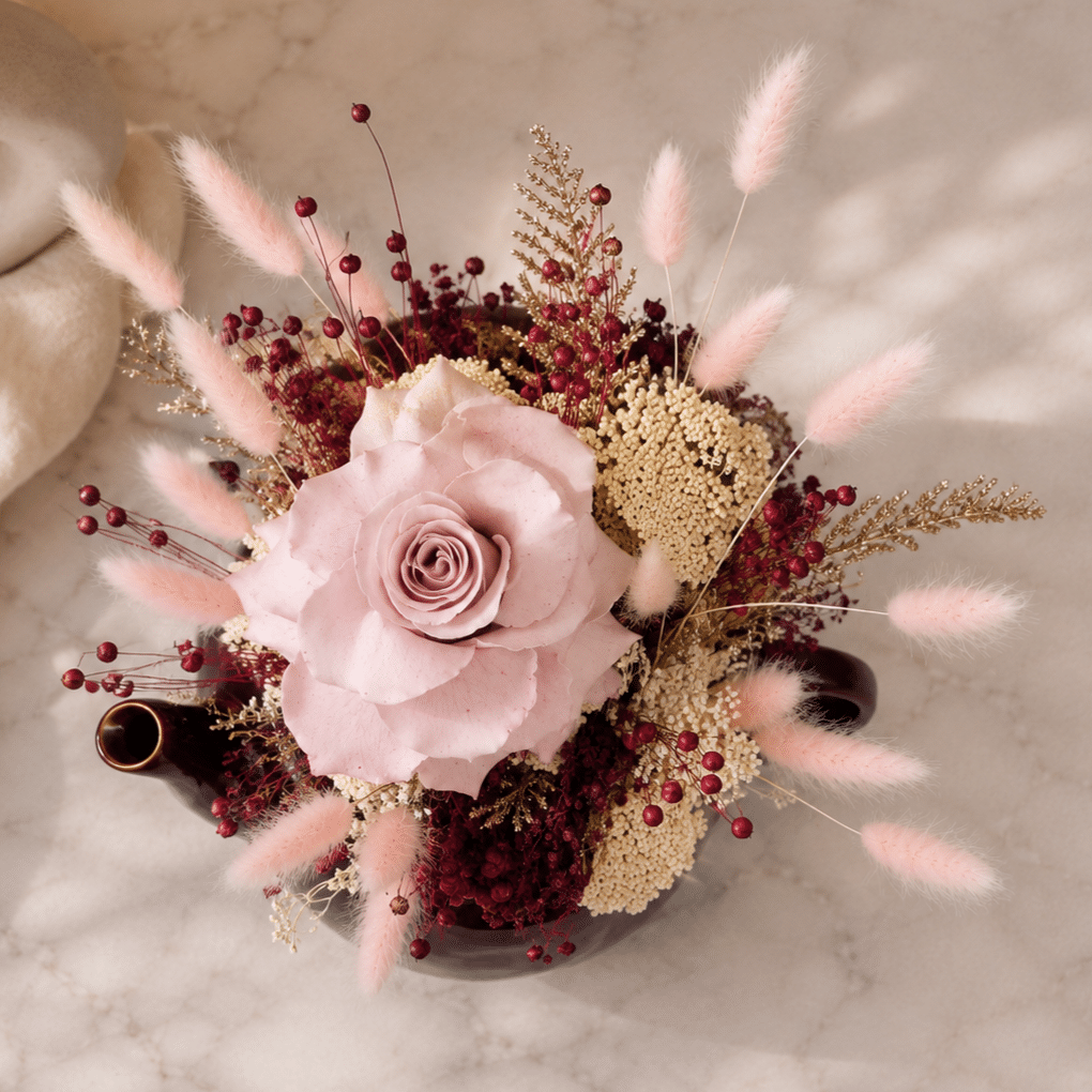 Aranjament Floral cu Trandafir Criogenat Cappuccino în Vas Ceramic Tip Ceainic – Model Unicat - imagine 3