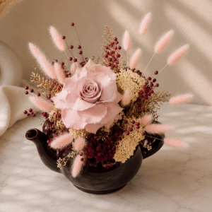 Alternative view of Aranjament Floral cu Trandafir Criogenat Cappuccino în Vas Ceramic Tip Ceainic – Model Unicat