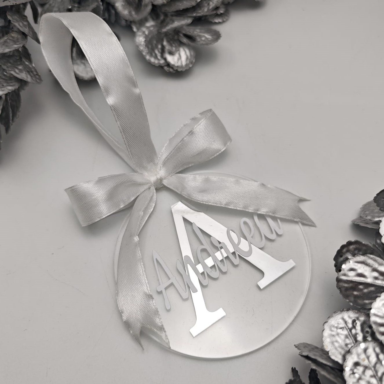 Glob argintiu personalizat nume si initiala