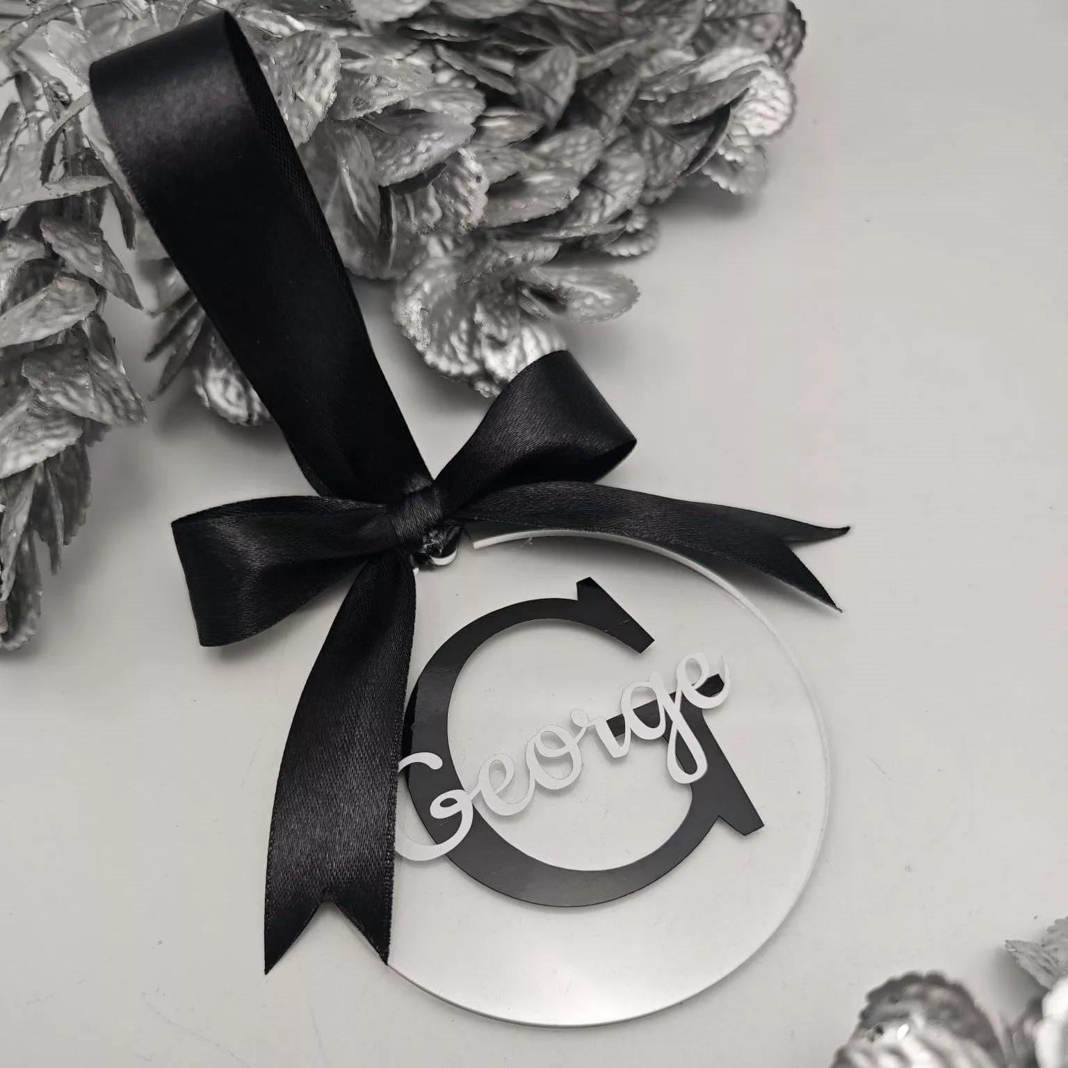 Glob negru personalizat nume si initiala