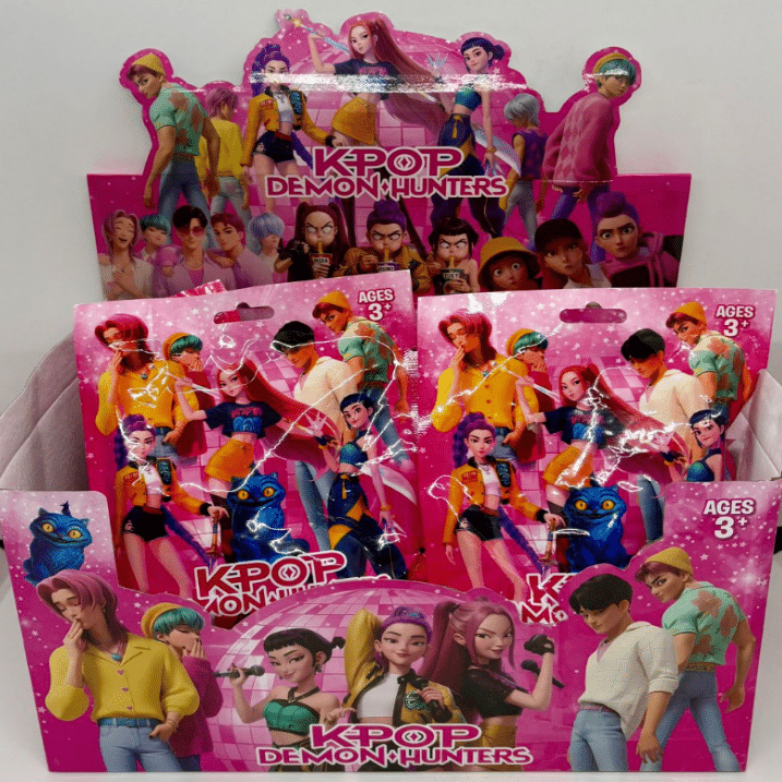 Set Cadou Personalizat Huntrix K-Pop, Tricou +Perna + Figurina Surpriza - imagine 4